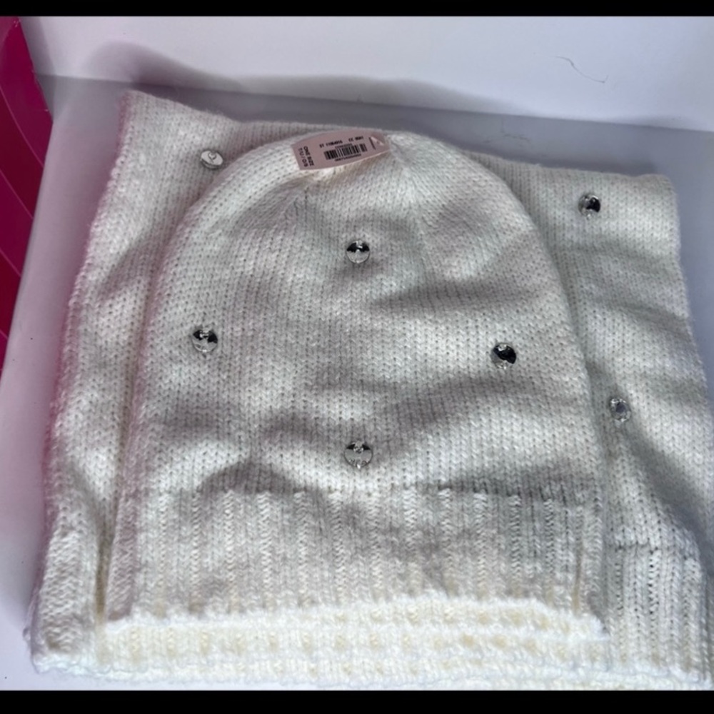NWT Victoria's Secret Knit Cap and Neck Wrap